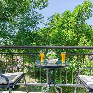 & Park Apartment